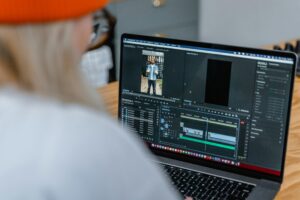 Frau bearbeitet Video.