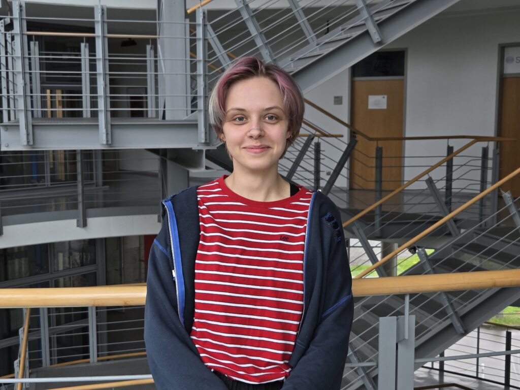 Praktikantin Antonia Mauder steht im Treppenhaus des Bürogebäudes von SprachUnion