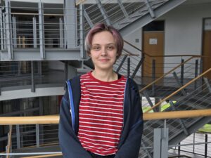 Praktikantin Antonia Mauder steht im Treppenhaus des Bürogebäudes von SprachUnion