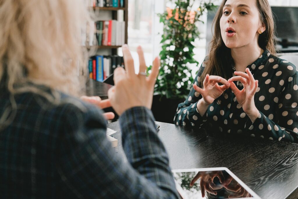 Zwei Frauen unterhalten sich in Gebärdensprache